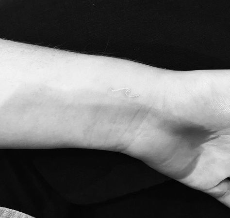 Minimal white ink wave tattoo on wrist. This is now the wave tattoo I want to get! Wave Tattoo Wrist, Tattoo Wave, Jonboy Tattoo, Meaningful Wrist Tattoos, Tattoo On Wrist, Finger Tattoo For Women, Wave Tattoo, Waves Tattoo, White Tattoo