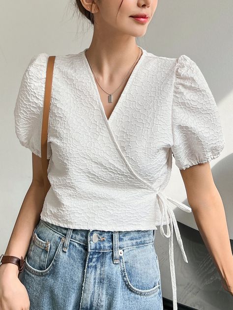 Casual Blouse Designs Cute Tops, Short Blouse Design, Simple Tops For Women, Casual Crop Top Outfits, Summer Blouses For Women, Tops For Girls Stylish, Top Designs For Women, Blusas Crop Top, Clothing Pattern Design