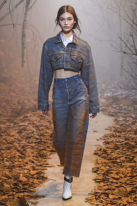 http://www.vogue.com/fashion-shows/fall-2017-ready-to-wear/off-white/slideshow/collection Off White Fashion Show, Off White Fashion, White Runway, Canadian Tuxedo, Fashion 80s, Victoria Secrets, Denim Trends, Fall 2017, Fashion 2017