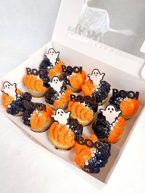 Vintage Halloween Cupcakes, Hallowe’en Cupcakes, October Birthday Cupcakes, Halloween Birthday Cupcakes For Kids, Autumn Cupcake Ideas, Halloween Theme Cupcakes, Halloween Cupcakes Aesthetic, Halloween Bakery Treats, Chocolate Halloween Cupcakes