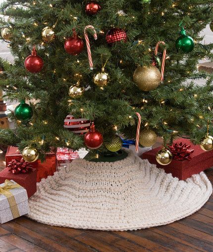 12 Free Christmas Tree Skirt Crochet Patterns - Crafting Happiness Crochet Christmas Tree Skirt, Christmas Tree Skirt Crochet Pattern, Crochet Tree Skirt, Christmas Tree Skirts Patterns, Christmas Knitting Patterns Free, Diy Tricot, Skirt Pattern Free, Crochet Christmas Tree, Tree Skirt Pattern