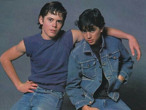 Johnny and Ponyboy The Outsiders Ponyboy, The Outsiders Imagines, Outsiders Movie, The Outsiders Cast, The Outsiders Greasers, The Outsiders 1983, 80s Fashion Trends, 80s Men, Ralph Macchio