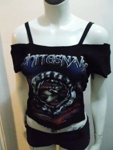 Upsycle ur band shirts! Iron Maiden Shirt For Women, Diy Cut T Shirt Ideas, Diy Cut T-shirts, Cut Up Shirt Ideas, Diy Shirt Cutouts, How To Cut A Tshirt Cute, Ways To Cut Shirts, Off Shoulder Diy, T Shirt Reconstruction