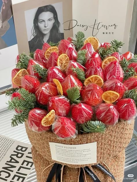 Creative Bouquet, Fruit Bouquet Ideas, Fruit Hampers, Fruit Bouquet, Food Bouquet, Fruit Basket Gift, Diy Bouquet Wrap, Strawberry Gifts, Luxury Flower Bouquets