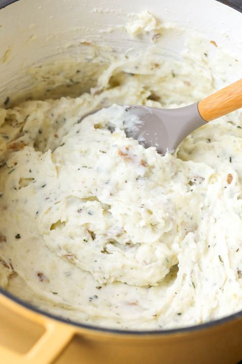 VIDEO: Lightened-Up Herby Mashed Potatoes - Fit Foodie Finds Mashed Potatoes With Skin, Red Skin Mashed Potatoes, Healthy Mashed Potatoes, Mashed Red Potatoes, Red Potato Recipes, Perfect Mashed Potatoes, Homemade Mashed Potatoes, Low Fat Low Carb, Healthy Potato Recipes