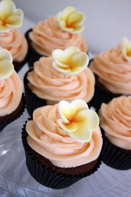 Frangipani Wedding Cupcakes. Chocolate mud cupcakes with peach coloured vanilla buttercream, decorated with handmade fondant frangipanis Frangipani Wedding, Wedding Cupcakes Rustic, Cupcake Tower Wedding, Pretty Cupcakes, Fondant Cupcake Toppers, Beautiful Cupcakes, Cupcake Tower, Love Cupcakes, Baking Cupcakes