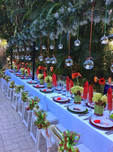 Company Holiday Party Table Decor, Outdoor Christmas Dinner Table, Christmas Outdoor Table Settings, Christmas Banquet Decor Ideas, Outdoor Christmas Party Decor, Outdoor Christmas Dinner Party, Red And Green Christmas Table Decor, Christmas Lunch Decor, Christmas In July Party Ideas Decorations