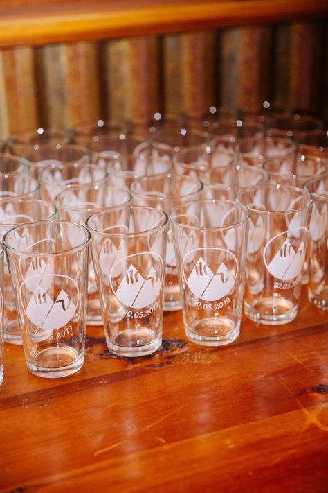 Wedding Favors For Guests Glassware, Wedding Cups For Guests, Glass Cup Wedding Favors, Wedding Cup Favor Ideas, Mountain Wedding Favors, Wedding Favor Glasses, Beer Glass Wedding Favor, Wedding Glass Favors, Wedding Favor Beer Glass