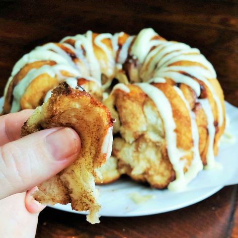 Cinnamon Roll Pull Apart using frozen Rhodes Cinnamon Rolls Cinnamon Rolls Without Yeast, Rhodes Cinnamon Rolls, Cinnabon Recipe, Rhodes Dinner Rolls, Homemade Cinnamon Rolls Easy, Fruit Pizza Sugar Cookie Recipe, Strawberry Cinnamon Rolls, Pizza Sugar Cookie, Cinnamon Roll Monkey Bread