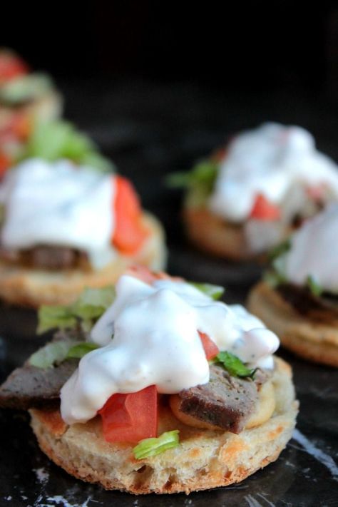 Ranch Gyro Sliders - These Ranch Gyro Sliders are full of the fabulous flavors that you love in a regular gyro but downsized to the the perfect slider for your Super Bowl Party! Gyro Sliders, Lamb Meatloaf, Greek Seasoning, Tailgate Food, Bowl Food, Super Bowl Party, Slider Recipes, Super Bowl Food, Football Food