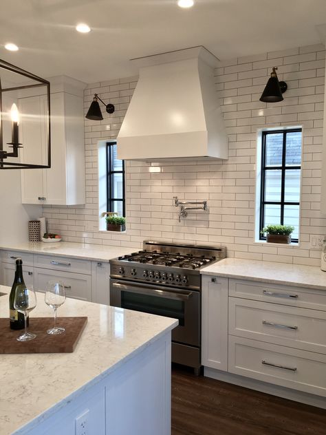 White Subway Tile Kitchen, Trendy Kitchen Tile, Black Window, Subway Tile Kitchen, Kitchen Black, Best Kitchen Designs, White Subway Tile, Kitchen Stove, Subway Tiles