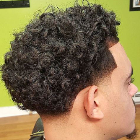 Tape Fade, Curly Hair Taper, Curly Blowout, Curly Hair Designs, Boys Curly Haircuts, Blowout Haircut, Fade Haircut Curly Hair, Hairstyles Mens, Blow Hair