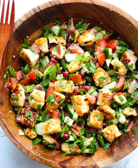 Halloumi Salad Bowl with Pomegranates - Sims Home Kitchen Halloumi Salad Recipes, Kale Apple Salad, Sims Home, Crispy Chicken Salads, Fancy Salads, Halloumi Cheese, Shrimp Avocado Salad, Halloumi Salad, Asian Cucumber Salad