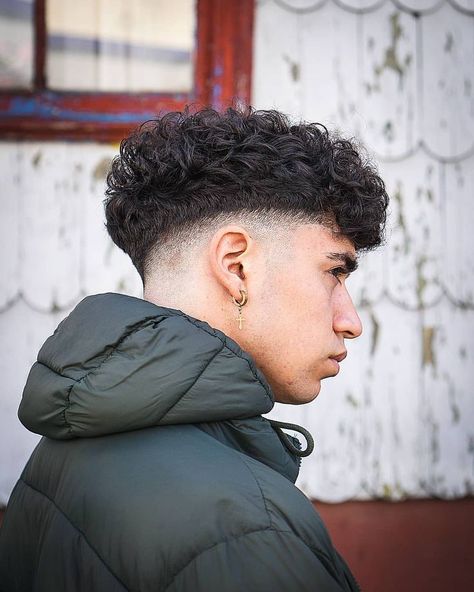 Low Fade Curly Hair, Undercut Curly Hair, Fade Haircut Curly Hair, Taper Fade Curly Hair, Mens Hairstyles Curly, Haircut Selfie, Photo Hijab, Curly Hair Fade, Male Haircuts Curly