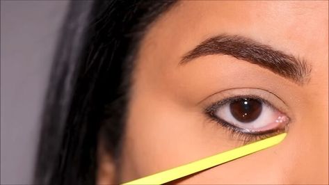 How To Prevent Eyeliner From Smudging, How To Stop Eyeliner From Smudging, Smudged Eyeliner, Eyeliner Hacks, Kohl Eyeliner, Simple Eyeliner, Eye Liner Tricks, Black Eyeshadow, How To Apply Eyeliner