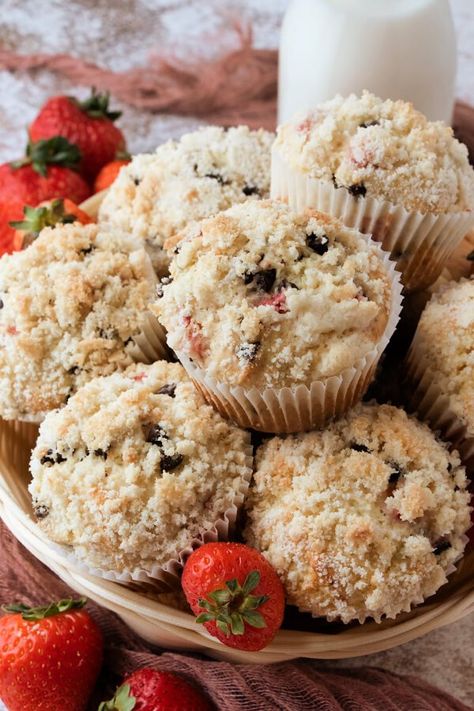 Chocolate Chip Streusel Muffins, Strawberry Chocolate Chip Muffins, Holiday Desert Recipes, Chocolate Chip Muffins Easy, Strawberry Chocolate Chip, Muffins For Breakfast, Streusel Muffins, Strawberry Muffins, Muffin Streusel