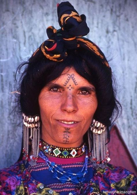 À la découverte des tatouages berbères Cultural Portraits, Berber Tattoo, Face Tattoos For Women, Facial Tattoos, Moroccan Women, Face Tattoos, Hair Adornments, Nature Tattoos, Berber Women