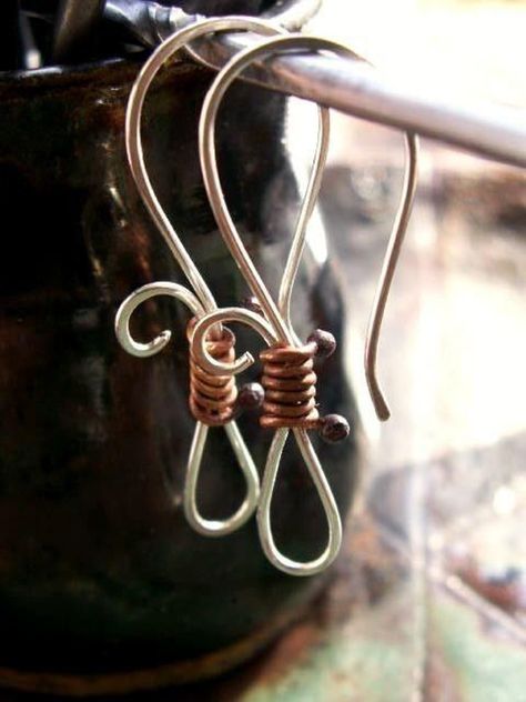 Ear wire hooks offer one way to include an additional decorative element to your earring design. Handmade ear wires allow you to create unique designs that enhance the style of your piece. With just some wire and a few jewelry making tools, you can start today making your own amazing ear wire hooks. Bijoux Fil Aluminium, Jewelry Making Tools, Jewelry Techniques, Earrings Inspiration, Work Jewelry, Wire Wrapped Earrings, Jewelry Making Tutorials, Wire Work, Wire Earrings