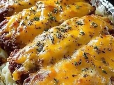 Melt-In-Your-Mouth Cheesy Meatloaf: A Comfort Food Classic with a Twist - NewsBreak Meatloaf Potatoes, Meatloaf With Mashed Potatoes, Meatloaf And Mashed Potatoes, Meatloaf Mashed Potatoes, Wyse Guide Recipes, Meals With Ground Beef, Air Fryer Meat, Valerie Bertinelli Recipes, Cheesy Meatloaf