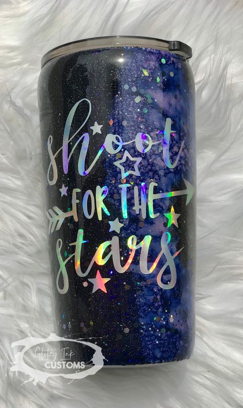 Epoxy Mugs, Painted Tumblers, Craft Jobs, Galaxy Tumbler, Geode Tumbler, Cup Inspiration, Epoxy Cups, Cricut Hacks, Diy Tumblr