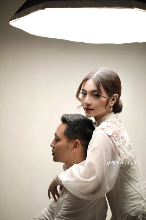 Studio Prewedding Photo Ideas Casual, Dreamy Photography Couple, Konsep Foto Prewed Studio, Prewedding Ideas Indoor, Prewedding Photography Studio, Prewed Indoor, Prewed Studio, Inspirasi Prewedding, Prewedding Studio