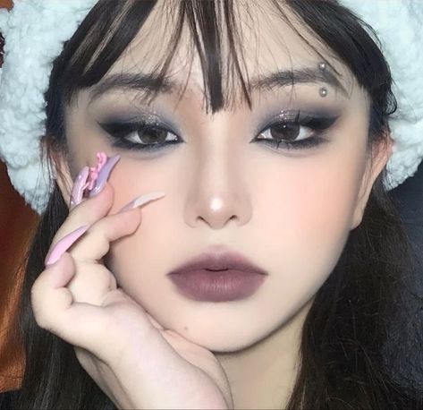 Silver Shimmery Eye Makeup, Dark Douyin Eye Makeup, Emo Douyin Makeup, Douyin Smokey Eye, Grunge Douyin Makeup, Dark Asian Makeup, Goth Douyin Makeup, Dark Korean Makeup, Dark Douyin Makeup