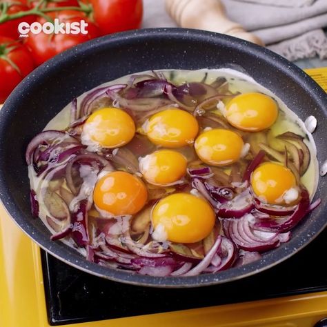 Cookist Wow on Instagram: “Pour the eggs over the onions and you'll get one of the most delicious #omelets ever 🍳 It cooks in 5 minutes and the result is so stringy…” Cookist Wow Recipes, Onion Omelette, Cookist Wow, Potato Fritters, Frozen Breakfast, Omelette Recipe, Recipes Casserole, Food Breakfast, Red Onions