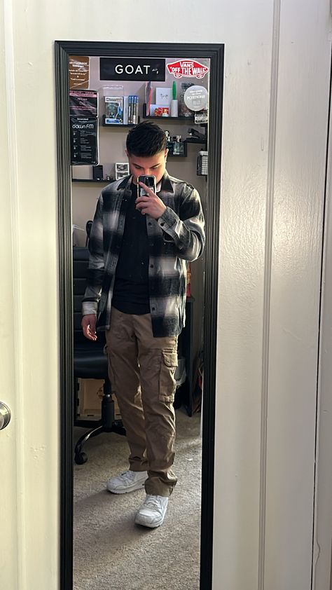 Men Cargo Outfit Casual, Mens Shirt Layering Outfits, Cargo Pants And Flannel Outfit Men, Flannel With Cargo Pants, Cargo And Shirt Outfit, Cargo Pants Flannel Outfit, Flannel Fits Men, Shirt Layering Outfit Men, Cargo Pants Men Outfit