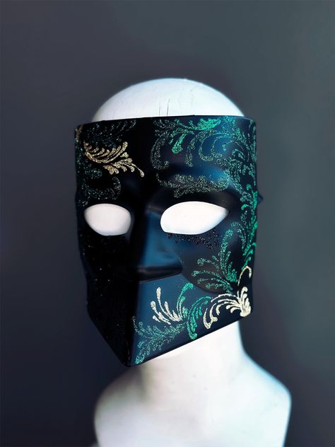 Superbe masque de mascarade pour hommes en bauta romain noir avec filigrane vert et or. I N C L U D E D Le masque est livré avec des rubans assortis TAILLE Convient aux adultes et extensible. Dimensions détaillées disponibles sur demande. C U S T O M I Z A T I O N Si vous souhaitez colorer et embellir le masque pour l'assortir à votre costume/robe, choisissez une couleur personnalisée et contactez-nous, nous adorons travailler sur des commandes personnalisées ! C O N T A C T Veuillez nous contacter via la messagerie ETSY. P H O T O Les images affichées sur cette annonce sont la propriété de www.higginscreek.com À PROPOS HigginsCreek fabrique des masques élégants pour les bals masqués, les bals de finissants, les enterrements de vie de jeune fille, l'obtention du diplôme, les anniversaires