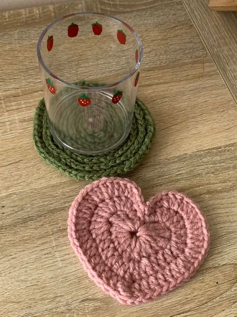 Crochet For Beginners Projects, Aesthetic Knitting Projects, Aesthetic Things To Crochet, Crotchet Ideas Projects Simple, Valentines Crochet Ideas, Cup Holder Crochet, Aesthetic Crochet Projects, Crochet Flowers Tutorial, Crochet Ideas Aesthetic