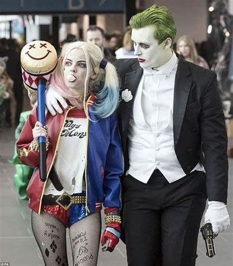 Harley Quinn e Joker Joker E Harley Quinn, Original Costume Ideas, Anime Festival, Harley Quinn Halloween Costume, Couples Cosplay, Joker Halloween, Harley Quinn Halloween, Comic Con Costumes, Joker Costume