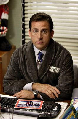 Steve Carrell filming in a robe! Office Jokes, Michael Scott Quotes, The Office Show, Office Tv Show, Office Memes, Office Wallpaper, Office Birthday, Steve Carell, Dunder Mifflin