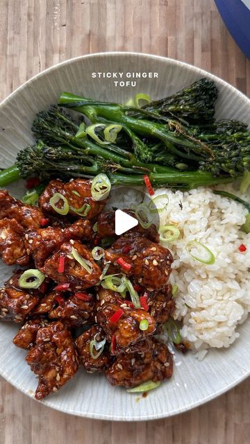 Emma Petersen (thefitlondoner) on Instagram: "STICKY GINGER SESAME TOFU 🥢

I so wish you could taste this through the screen… but seeing as you can’t, you’re just gonna have to go and make it yourself. IMMEDIATELY xx

Serves 2.

For the tofu:
▫️300g firm tofu
▫️1 tbsp cornflour

For the glaze:
▫️1 tbsp maple syrup
▫️1/2 orange, juiced
▫️2 tbsp dark soy sauce
▫️1 thumb ginger, grated
▫️1 clove garlic, minced
▫️1 tsp sesame oil 
▫️1 tsp rice vinegar
▫️1 tsp cornflour
▫️3 tbsps water

For the rest of the bowl:
▫️Spring onion
▫️Sesame seeds
▫️Red chilli
▫️Sticky rice
▫️Tenderstem broccoli

1. Tear your block of tofu into nugget sized pieces, then transfer to a bowl with the cornflour, salt and pepper. Coat well, then spread out evenly on a baking sheet, drizzle with oil and bake at 200C for 2 Sticky Tofu, Sesame Tofu, Tofu Recipes Vegan, Dark Soy Sauce, Firm Tofu, Tofu Dishes, Lunch To Go, Tofu Recipes, Spring Onion