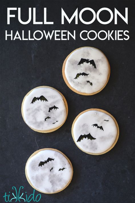 Moon Sugar Cookies, Full Moon Halloween, Cookies For Halloween, Bats Cookies, Moon Cookies, Halloween Food Appetizers, Halloween Cookies Decorated, Bat Silhouette, Halloween Sugar Cookies