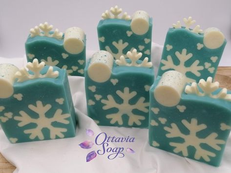 Today's Winter Snow Flakes soap is the second of the Christmas Soaps series. Snow flakes could not be missing in a winter-themed soap!! ❄❄❄ For this soap I have made the Snow flakes embeds using a cookie cutter and glued all the pieces togheter with distilled water. Then I have extruded little round snow flakes of soap dough for the inside decoration. On the Top of the soap there are small flakes embeds and a round dough embed (the full moon in the night). Winter Soap Ideas, Unique Soap Ideas, Christmas Soap Diy, Christmas Soap Ideas, Snowflake Soap, Christmas Soaps, Soap Dough, Cold Process Soap Designs, Soap Photography