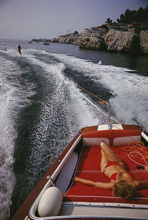 Slim Aarons 'Leisure In Antibes' | From a unique collection of Color Photography at https://www.1stdibs.com/art/photography/color-photography/. Woman Sunbathing, Slim Aaron, Slim Aarons Photography, Daglig Motivation, Slim Aarons Prints, Uk University, Project Photography, Carlton Hotel, Photography School