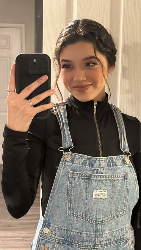 artist kim andolini Dungaree Outfit, Overalls Outfits, Fashion Man, Jeans Rock, Denim Jumpsuit, Staying In, Dungarees, Girly Photography, Overalls