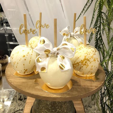 Candy apples, gold and white White Candy Apples, Gourmet Candy Apples, Candied Apples, Teenage Birthday, Trunk Party, Gourmet Apples, Covered Strawberry, Gourmet Candy, Gold Candy