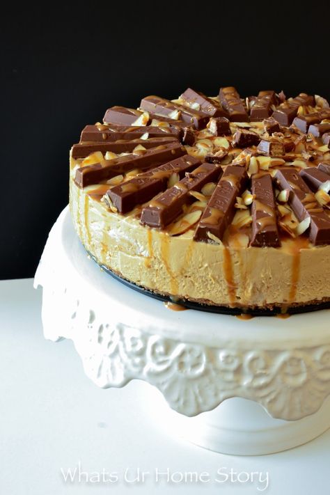 Kit Kat & Caramel No Bake Cheesecake No Bake Cheescake, Kit Kat Dessert, Kit Kat Cheesecake, Bake Cheese, Cheese Cake Filling, Kitkat Cake, Baking Kit, Bake Cheesecake, No Bake Cheesecake