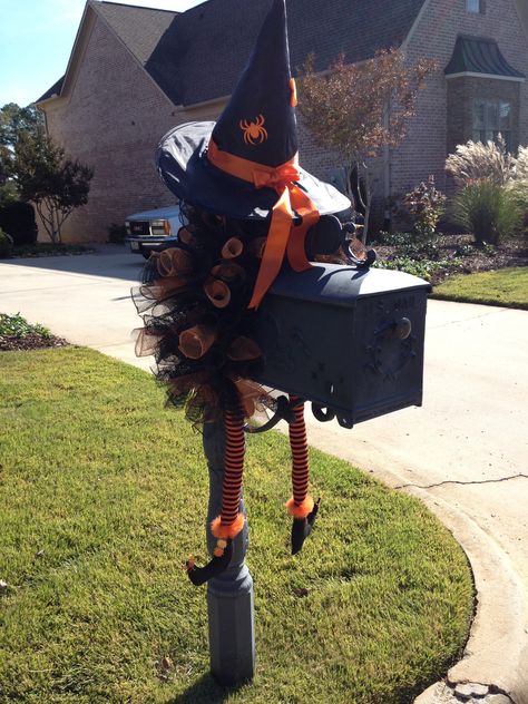 witch mailbox Fall Mailbox, Halloween Decorating Ideas, Halloween Decorations Outdoor, Halloween Outside, Mailbox Decor, Chic Halloween, Halloween Activities For Kids, Halloween Yard Decorations, Decoration Halloween