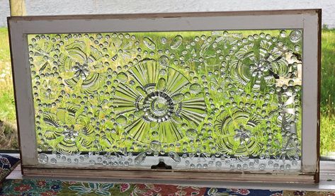 Old window decorated with broken glass and glass gems Decorated Windows, Window Frame Art, Glass Totems, Painted Window Art, Upcycle Art, Old Window Projects, Repurposed Windows, Vintage Mosaic, Plate Ideas