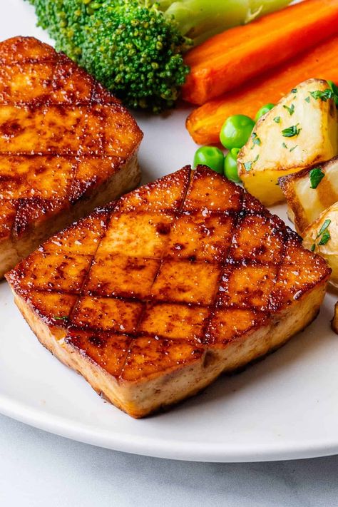 This Tofu Steak will be your new favorite way to eat tofu! Packed with protein and a delicious smoky flavor, it’s the perfect meat-free meal Tofu Steaks, What Is Tofu, Breaded Tofu, Tofu Steak, Vegan Gravy, Extra Firm Tofu, Free Meal, Quick Weeknight Dinners, Meat Lovers