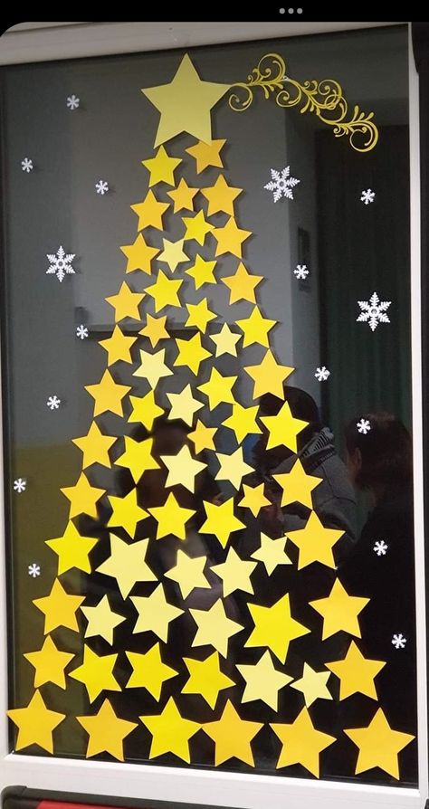 Winter Decor Kindergarten, Christmas Window Display School, Winter Decorations Kindergarten, Diy Christmas Window Decorations, Diy Christmas Window, Classroom Christmas Decorations, Christmas Door Decorating Contest, Christmas Classroom Door, Christmas Bulletin