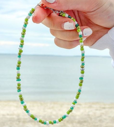 Green And Blue Beaded Necklace, Green Beaded Jewelry, Beaded Accessories Ideas, Beaded Choker Ideas, Beaded Chocker Ideas, Friendship Bracelets Designs, Beaded Jewelry Necklaces, Green Beaded Necklace, Diy Jewelry Unique