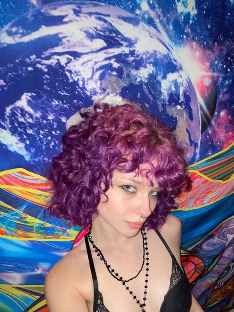 Curly Short Hair Aesthetic, Curly Purple Hair, Androgynous Clothing, Short Hair Aesthetic, Short Purple Hair, Curly Short Hair, Curly Short, Graphic Makeup, Luscious Hair