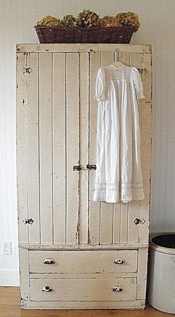 Primitive Cupboards, Primitive Bathrooms, Clothes Hanging, Rustic Kitchen Design, Primitive Furniture, Farmhouse Chic, Primitive Decorating, Rustic Furniture, Rustic Kitchen