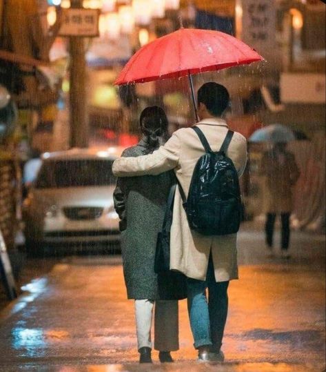 Couple Under Umbrella Aesthetic, Jung Hae In Wallpaper, Something In The Rain, Top Korean Dramas, Park Ji Yeon, Korean Couple Photoshoot, Son Ye Jin, Joo Jin Mo, K Dramas