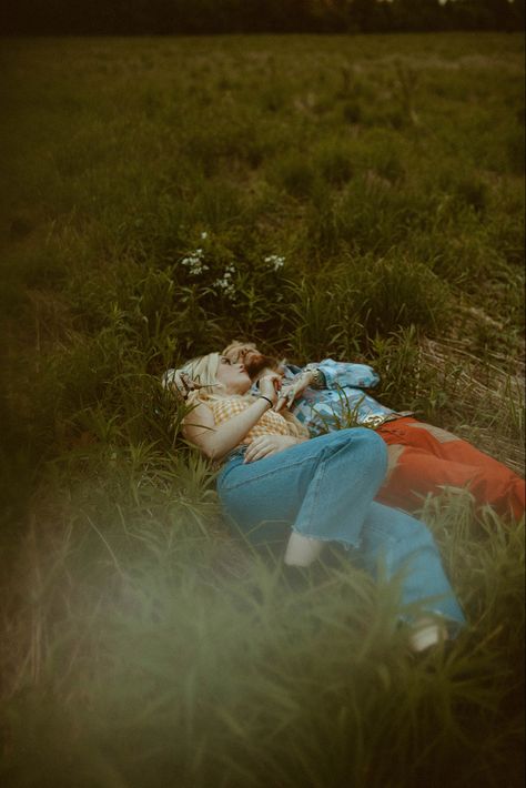 Summer Couples Photoshoot, Cottage Core Photoshoot, 70s Couple, Indie Couple, 70s Photoshoot, Hippie Couple, Spring Home Decor Ideas, Boho Photoshoot, Home Decor Spring