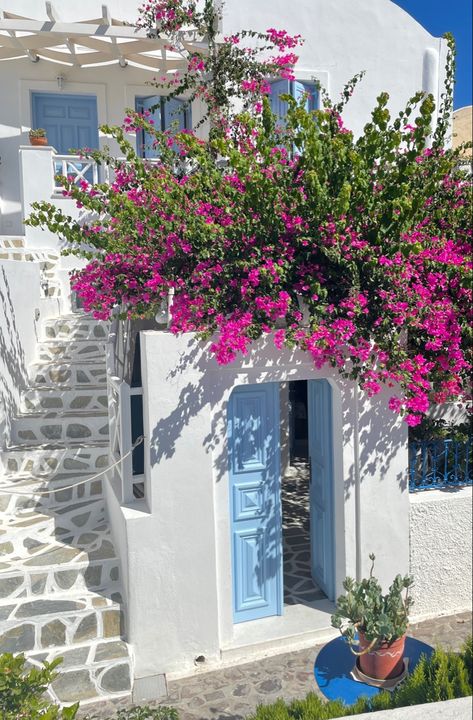 Meditterean House, Greek Houses Exterior, Mamma Mia Aesthetic, Greek Homes, Mia Aesthetic, Mediterranean Houses, Greece Homes, Tomato And Cucumber, Greece House