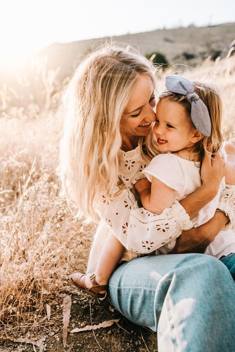 Mom And Me Photos, Mom Daughter Photography, Mom Daughter Photos, Mommy Daughter Photoshoot, Outdoor Family Photoshoot, Daughter Photo Ideas, Mommy Daughter Photos, Mother Daughter Pictures, Mother Daughter Photoshoot